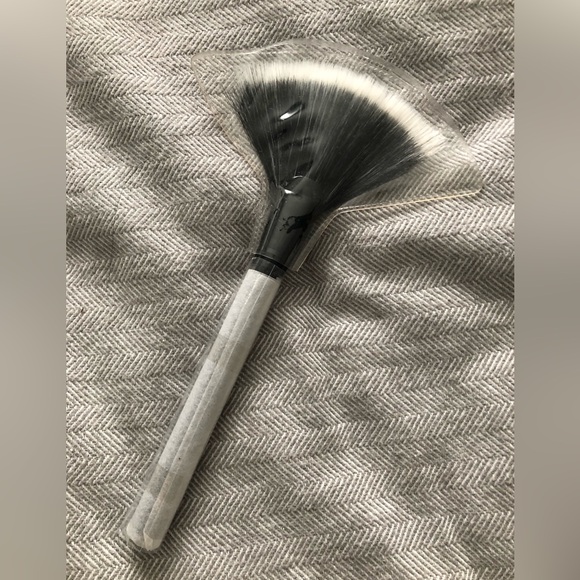 Kevyn Aucoin Large Fan Brush - Picture 2 of 2
